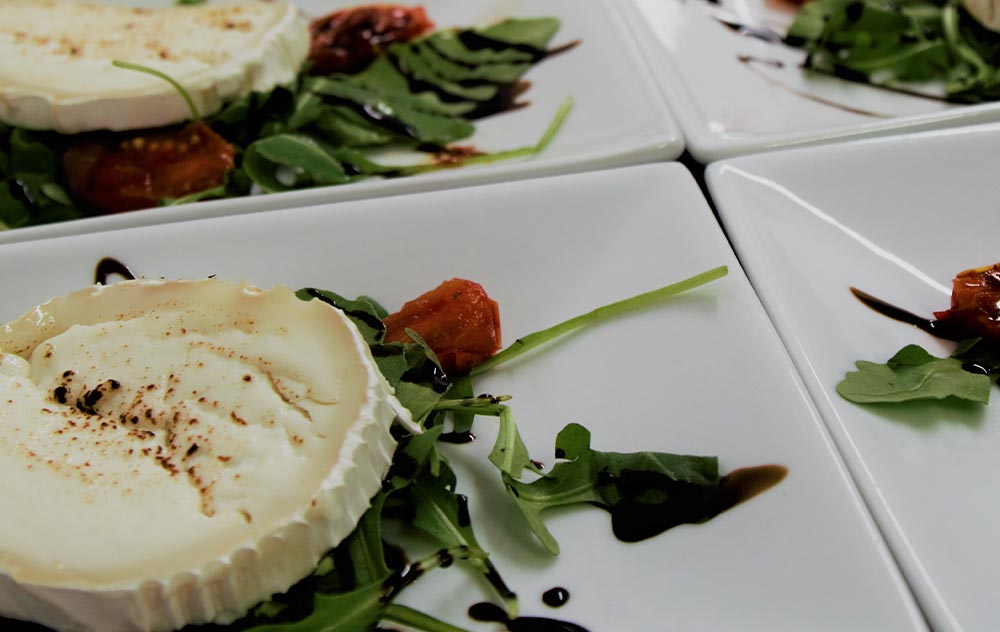 Ziegenkäse auf Baby-Leaf-Salat