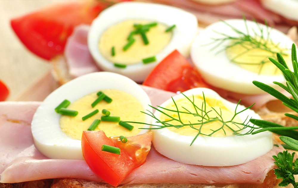 praebio-brot-mit-ei-schinken-und-kraeuterjoghurt