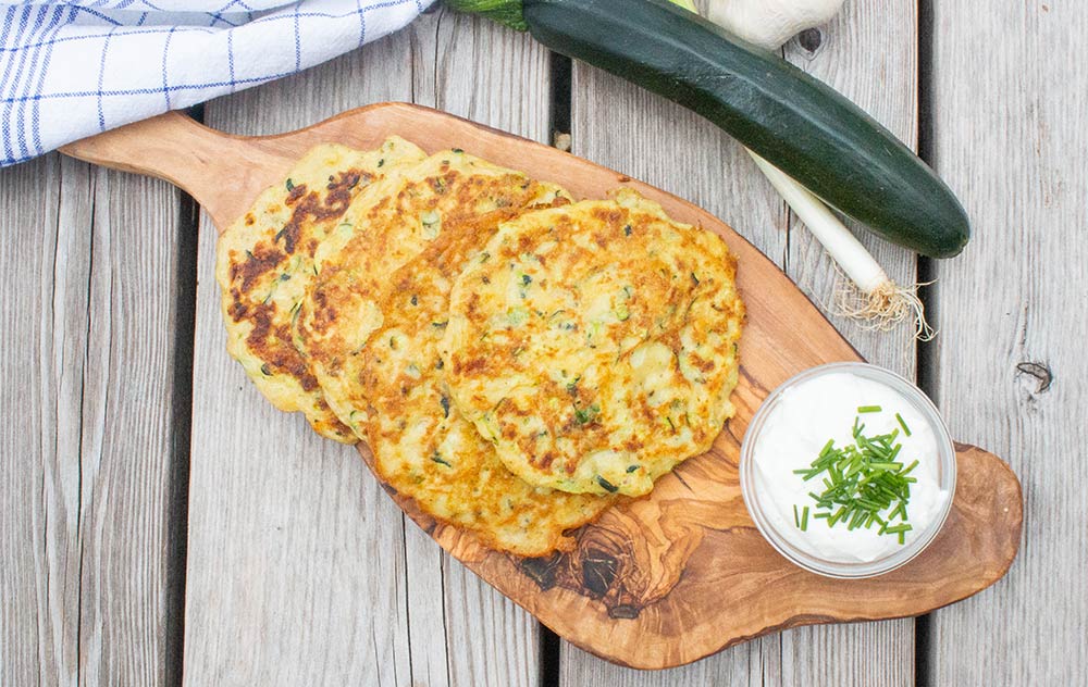 darmfreundliche-rezepte-zucchini-puffer-mit-kraeuterquark