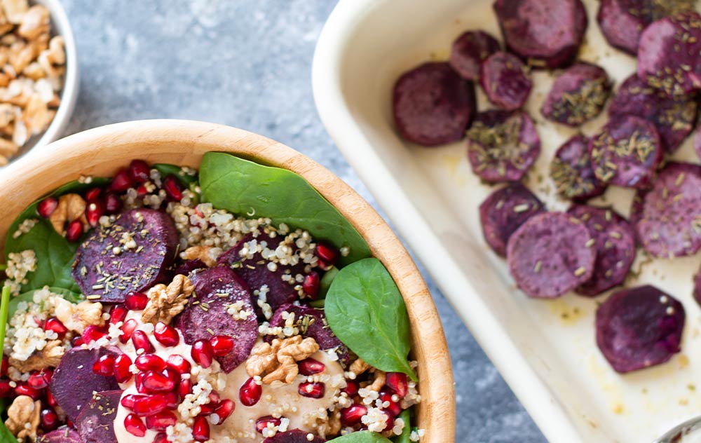 Frühlingsbowl mit Tahini-Sauce