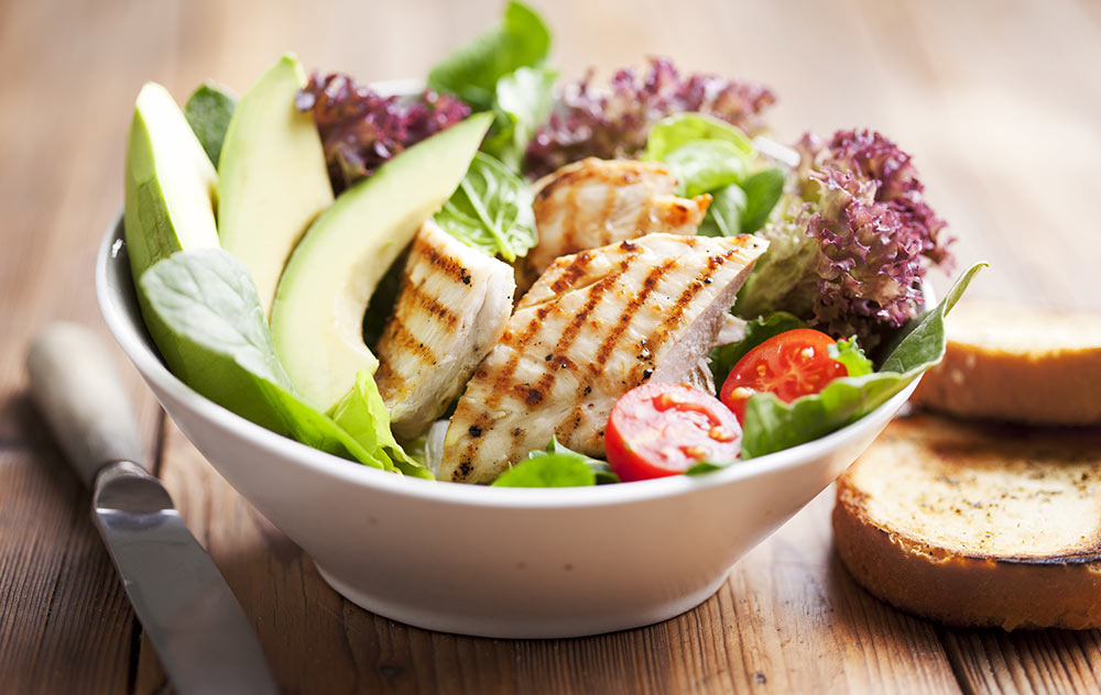 Hähnchen auf Avocadosalat