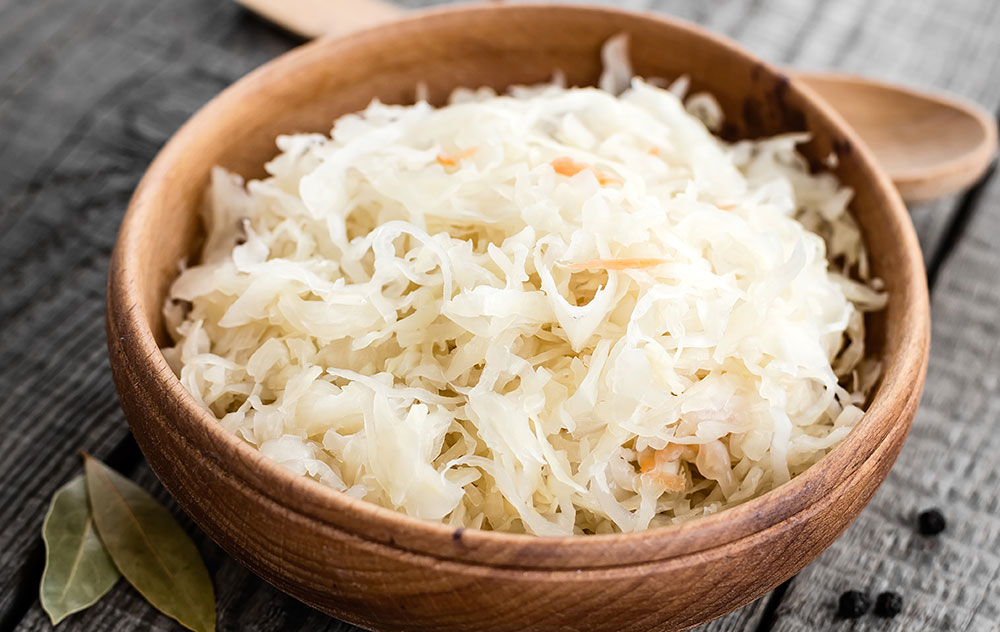 Sauerkrautsalat mit scharfen Hackbällchen