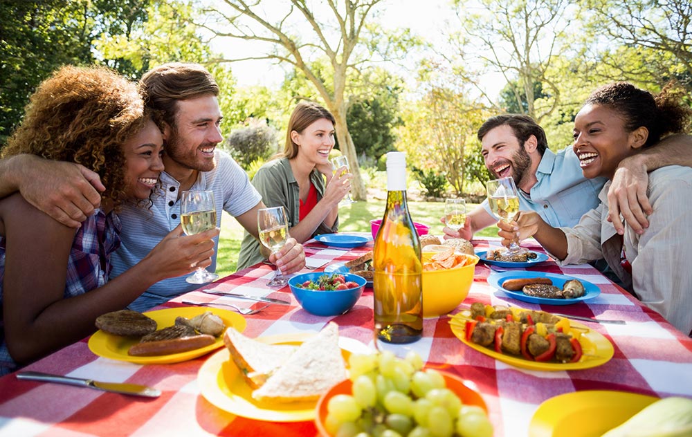 Verdauungsenzyme: Menschen beim Essen