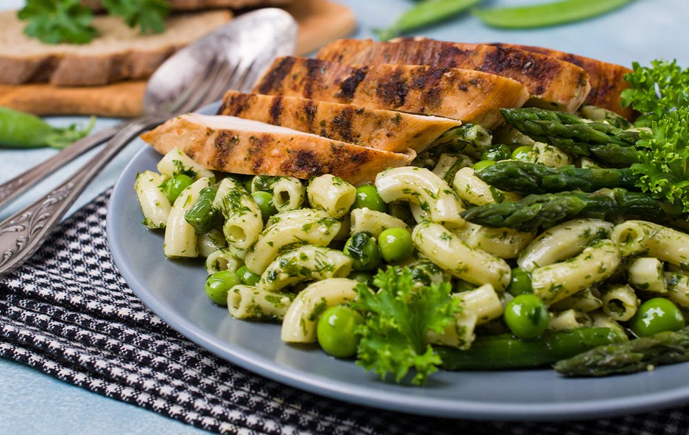 gesunde-rezepte-nudel-bohnen-salat-mit-loewenzahn